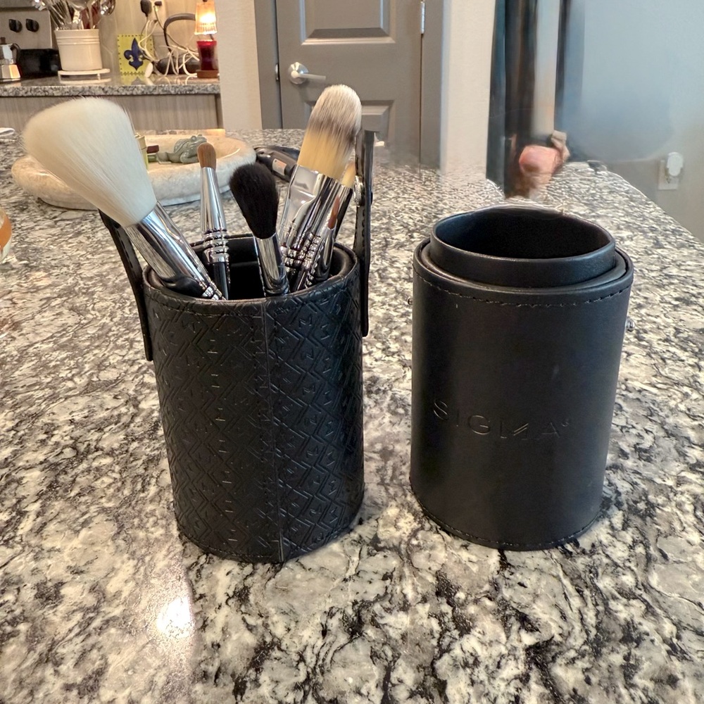 SOLD New Sigma Black Makeup Brush Holder with Brushes